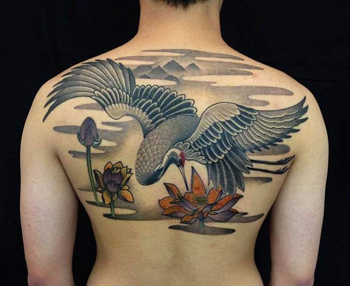 Татуировка на гърба на жена - жерав