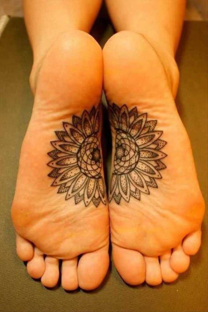 脚上有印第安人图案的纹身