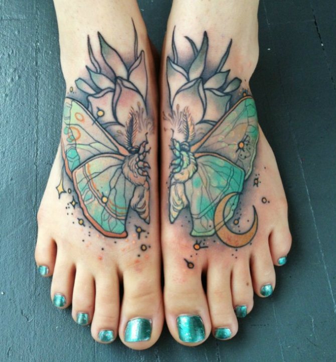 Tatuointi jalassa koiperhosen muodossa