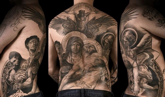 Tatuagem religiosa no corpo