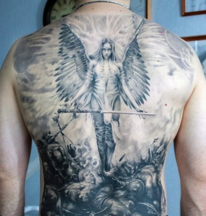 Teljes hátsó tetoválás egy Valkűrről egy férfin