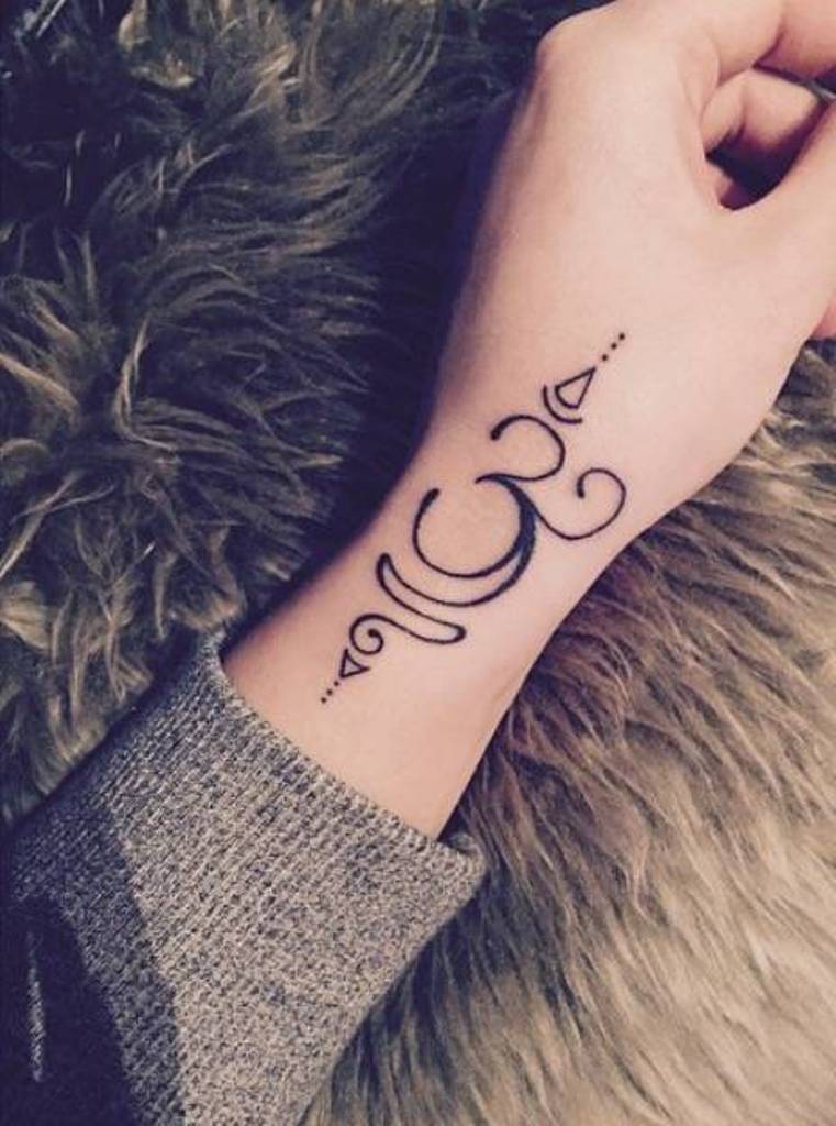 Tatuaj pe încheietura mâinii unei femei