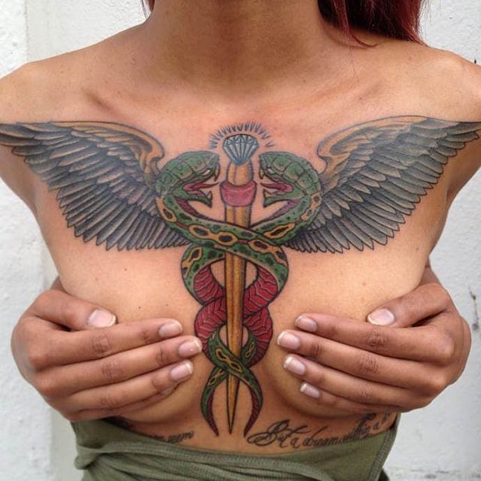 Tetoválás a nő mellkasán