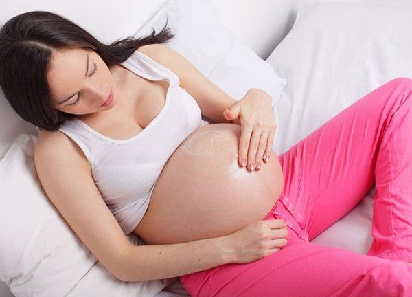 产后女孩在腹部的纹身，以隐藏妊娠纹。优点和缺点