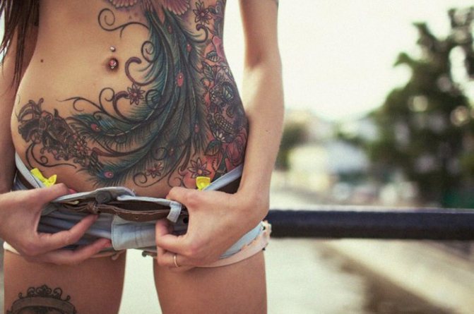 Τατουάζ στην κοιλιά για τα κορίτσια μετά τον τοκετό για να κρύψουν τις ραγάδες. Πλεονεκτήματα και μειονεκτήματα