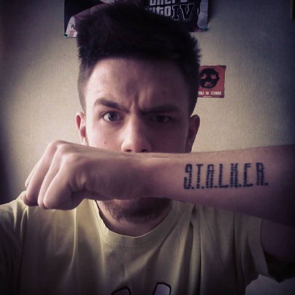 Stalker tatuointi miehen käsivarteen