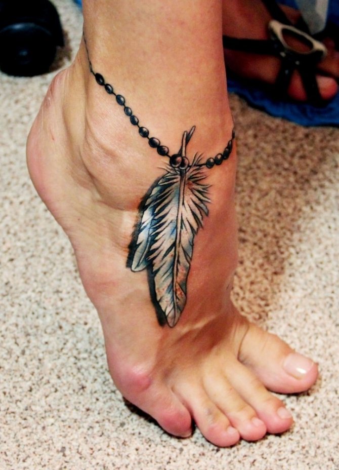 Tatuaggio amuleto a forma di piuma.