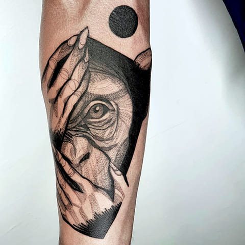 前腕の猿のタトゥー