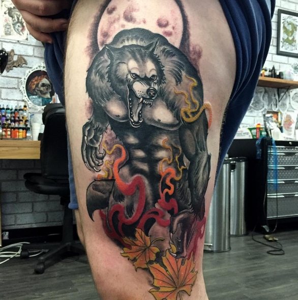 腿上的狼人月亮纹身