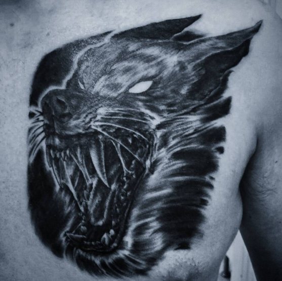 Werwolf-Tattoo auf der Brust, grinsend