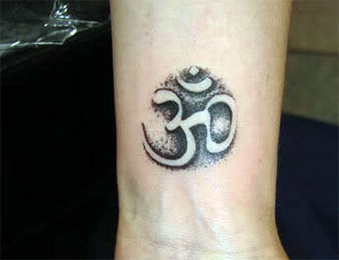 Tattoo Om på håndleddet
