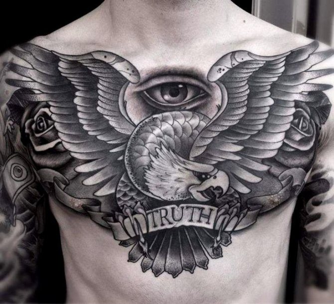 Tatuaj de vultur de sex masculin pe piept