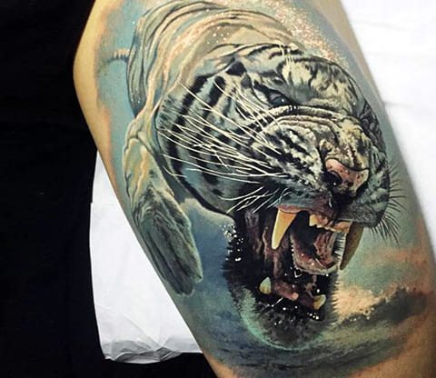Tatuaj de un tigru rânjind - fotografie