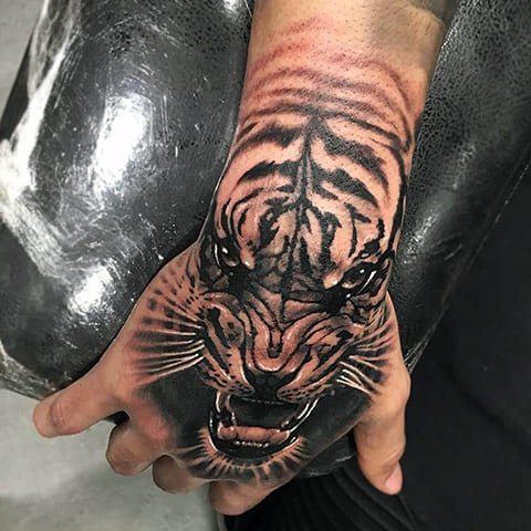 Tatuiruotė su besišypsančiu tigru ant rankos