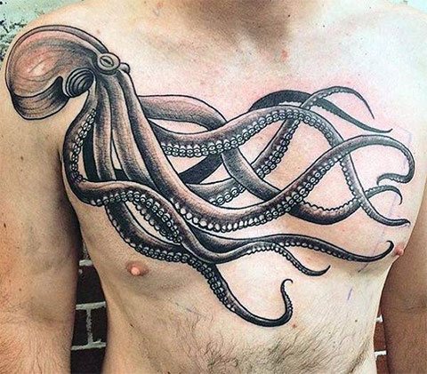 Blæksprutte tatovering på brystet