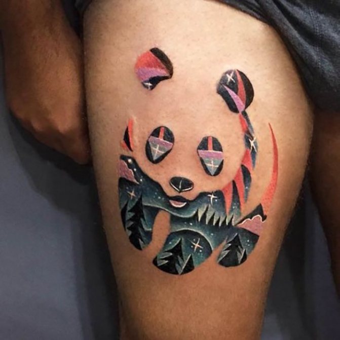 Tatuaggio di un panda sulla coscia