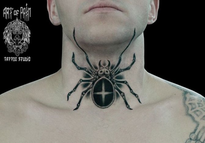 Blackwork spider nek tatoeage