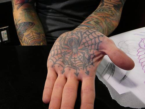 Tattoo-web på en håndflade