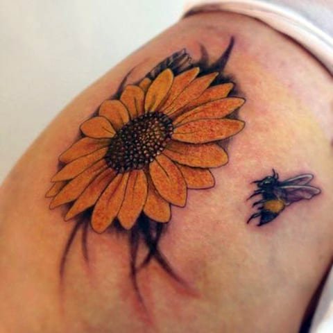 Tatuaggio di ape e fiore