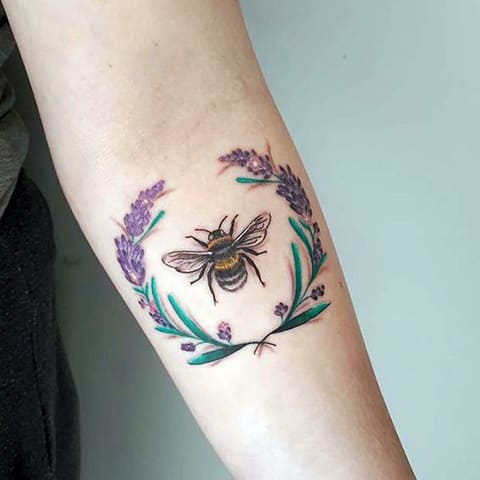 蜜蜂和花环的纹身
