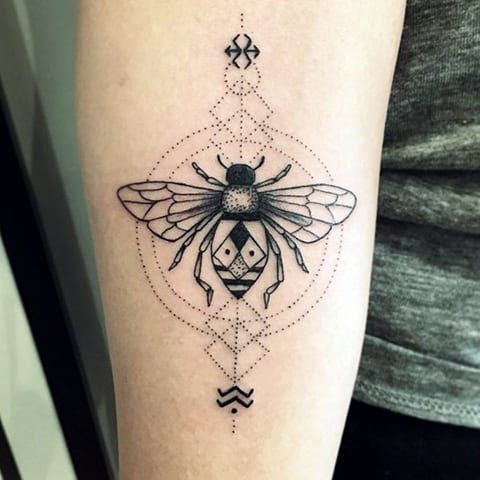 Mehiläisen tatuointi kädessä