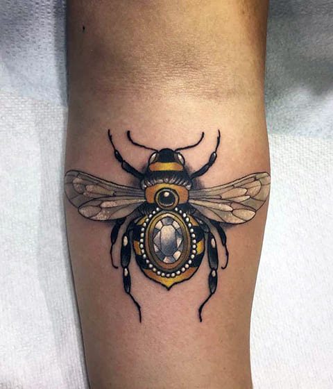 Tatuaj de albină pe mână