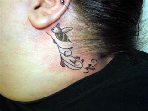 Tatuaj de o albină în spatele urechii