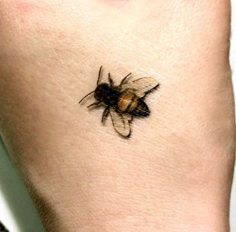 Tatuaggio di un'ape