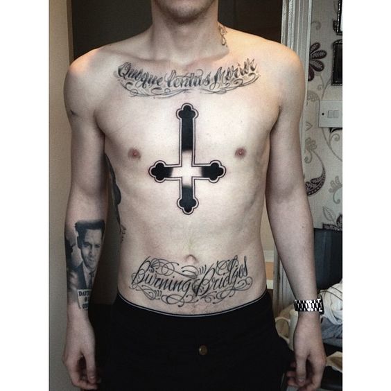 Татуировка с обърнат кръст на гърдите