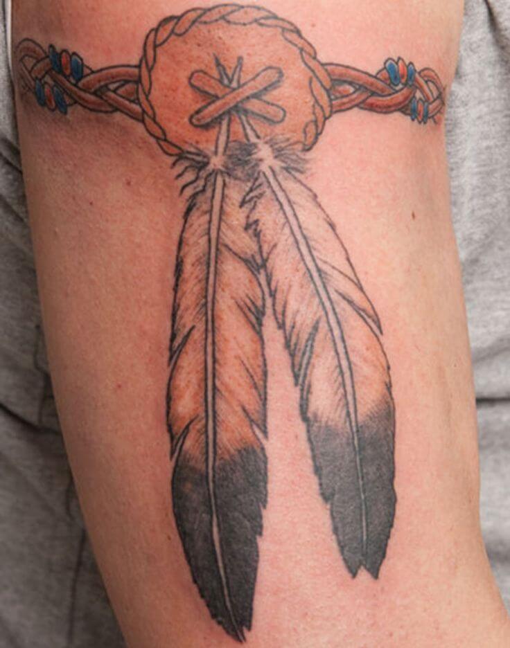 Tatuagem de penas indígenas