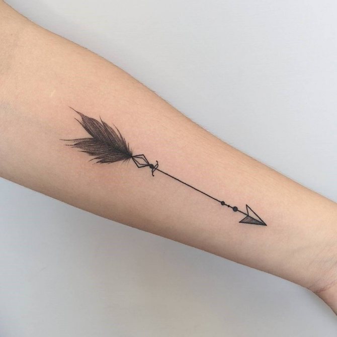 Tattoo van een veer op zijn arm
