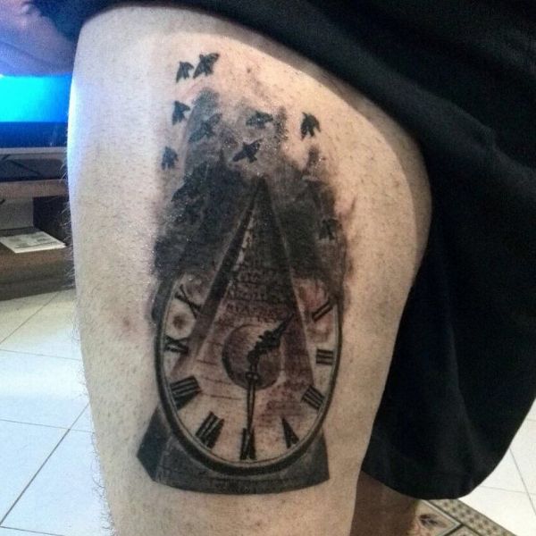 金字塔时钟 男人腿上的金字塔纹身
