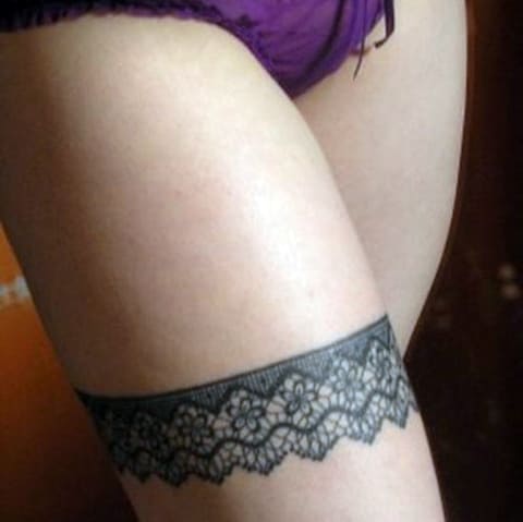 Tattoo Strumpfband am Bein
