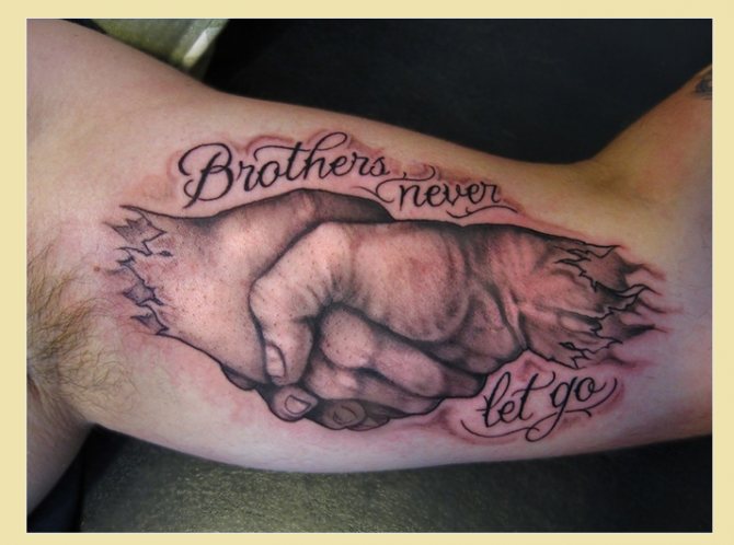 Perhetatuointi miehelle: Brothers Together Forever