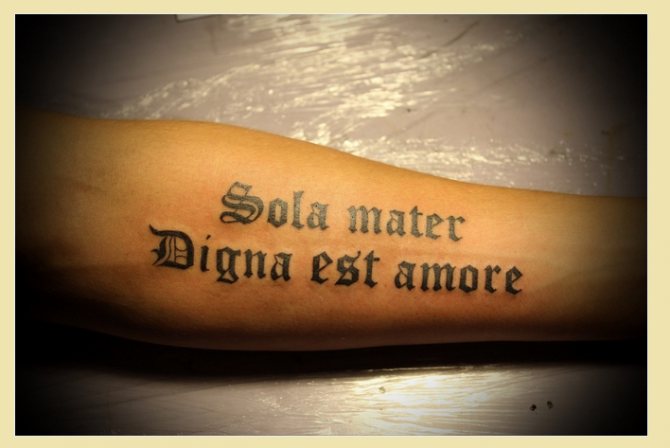 Tatuaj de familie în limba latină: Doar o mamă este demnă de iubire