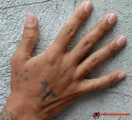 Tatuointi viisi pistettä kädessä