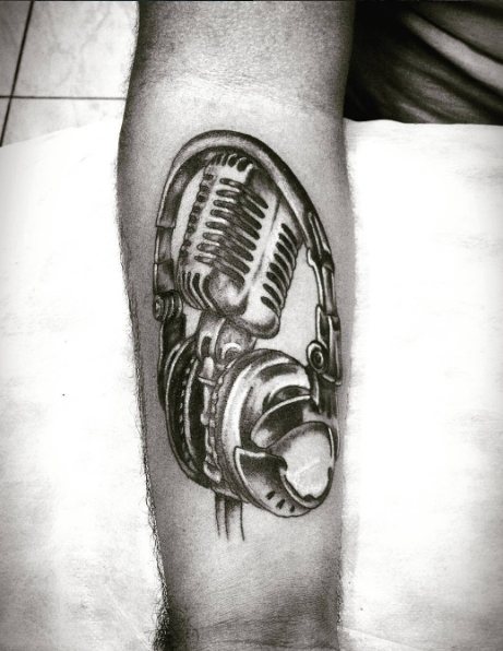 Rokerio tatuiruotė ant peties - ausinės su mikrofonu