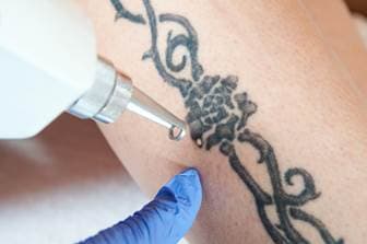 Tattoo Sleeve per ragazza: processo di tatuaggio