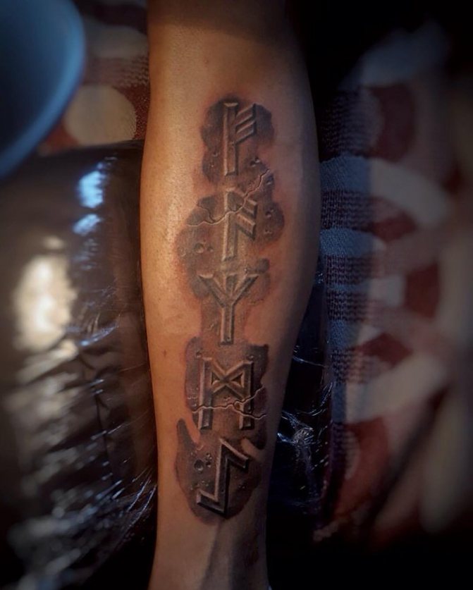 tatouage de runes sur l'avant-bras