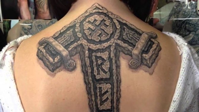 Tatuiruotės realizmo runos ant nugaros