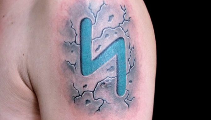 Tatuaż z runami mocy