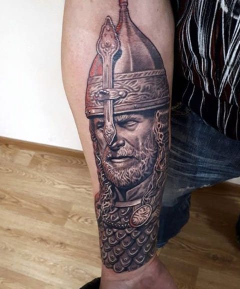 Τατουάζ ενός bogatyr με κράνος