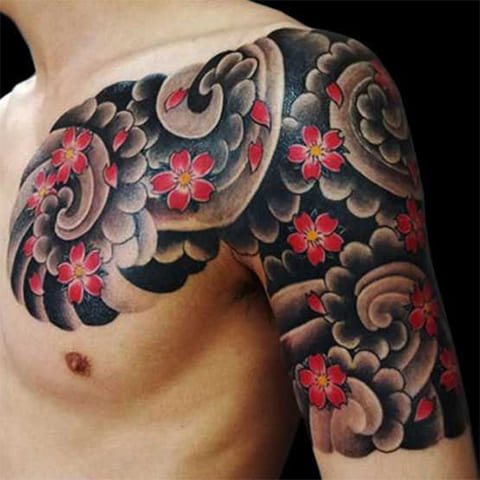 Tetoválás cseresznyevirágokkal