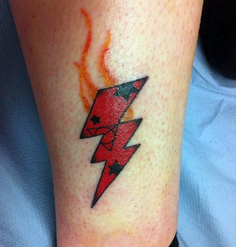 Tatuiruotė su spalvotu žaibu ant kojos