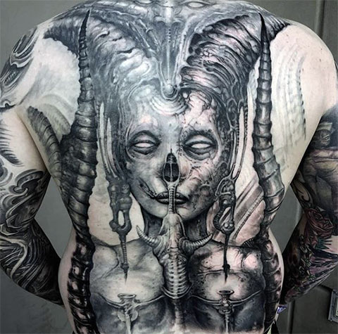 Tatuagem demoníaca de costas cheias