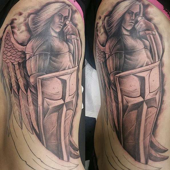 Archangelo su skydu ir kalaviju tatuiruotė
