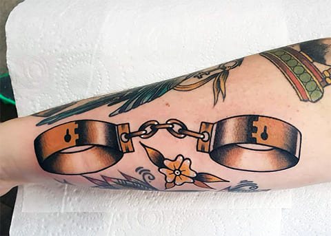 Tatuaj cu cătușe pe mână