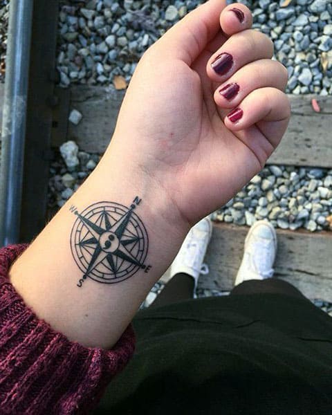 Kompaso tatuiruotė ant riešo