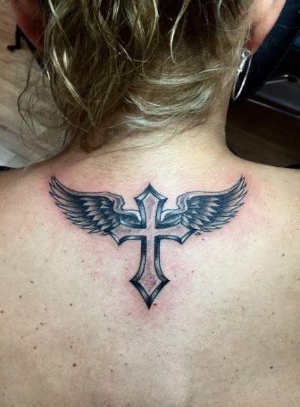 Tatuagem com asas nas costas