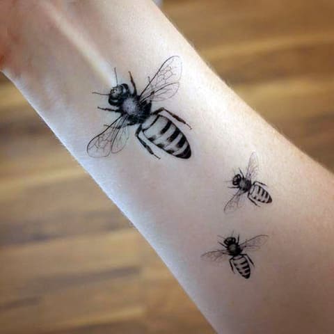 Τατουάζ μέλισσας στο χέρι